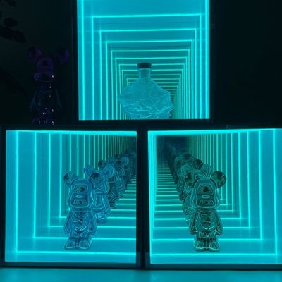 LED ストライプライトとインフィニティディスプレイキャビネットのカスタマイズ可能な紫レゴワインラック