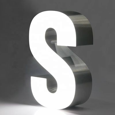 高明度のLEDライトとカスタムロゴのレストランデジタル広告ボード
