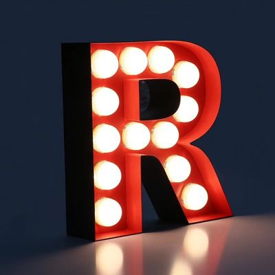 高明度のLEDライトとカスタムロゴのレストランデジタル広告ボード