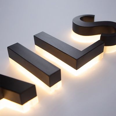路上広告ボード LED文字 アルファベット ステンレス鋼のストライプと照明